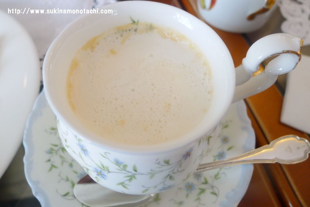 山の上ホテルコーヒーパーラーヒルトップでオーダーしたロイヤルミルクティー